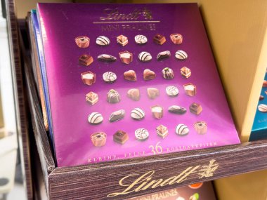 Lindt 'in çeşitli küçük praline kutuları çeşitli zarif çikolatalarla sergilenir.