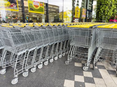 Boş alışveriş arabaları süpermarket girişinin önünde dizilmiş..