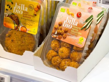 Vejetaryen sebze köfteleri ve domates topları eko-dost ambalajda sergileniyor..