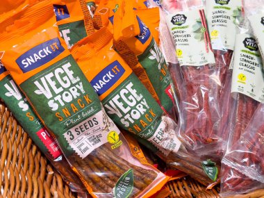 Protein zengini çubuk çeşitlerinden oluşan sepette çeşitli vejetaryen atıştırmalıkları..