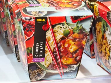 Tavuklu teriyaki eriştesi mikrodalga fırında sebzeli..