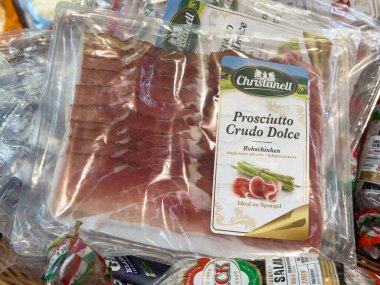 Paketlenmiş prosciutto crudo dolce: Plastik ambalajlı İtalyan jambonu.