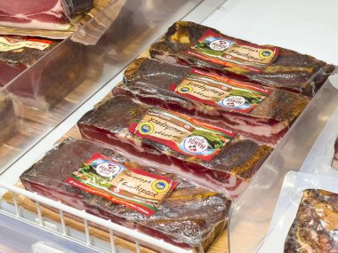 Dondurulmuş süpermarkette paketlenmiş tütsülenmiş domuz pastırması..