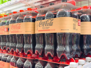 Süpermarketin rafındaki Coca Cola şişelerinde orijinal ve sıfır şeker varyantları var..