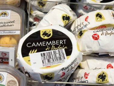 Bakkal vitrininde barkodlu peynirli Camembert di bufala peyniri..