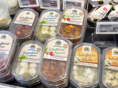 Bir süpermarkette sergilenen keçi ve koyun peyniri ürünlerinin çeşitliliği.