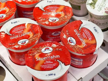 Markette sergilenen kırmızı sauerrrahm kapları.