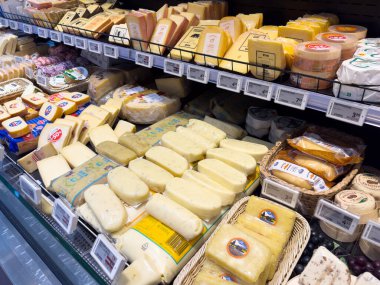 Market raflarında gösterilen peynir çeşitleri.