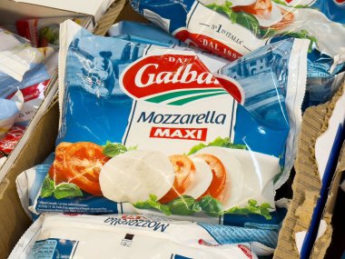 Galbani mozzarella maksimum peynir paketi markette sergileniyor.