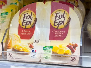 Süpermarket vitrininde fol epi peynir çeşitleri.