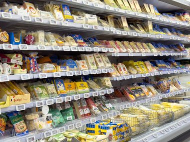 Market raflarında gösterilen paketlenmiş peynir çeşitleri.