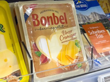 Bakkal vitrininde incir ve peynir resimleriyle bonbel peyniri paketleme.