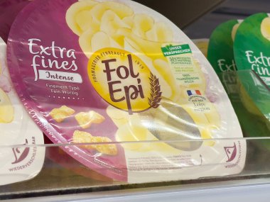 Fol epi süpermarket vitrininde peynir dilimleri için ekstra para cezası verir..