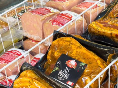 Süpermarketteki dondurucuda paketlenmiş etler: domuz pastırması ve baharatlı ızgara..