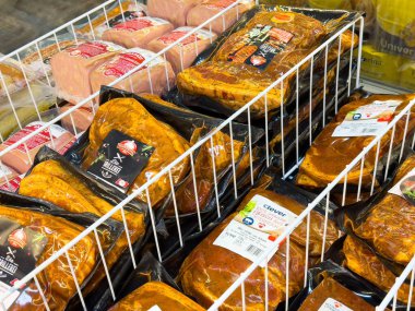 Marketteki dondurucuda paketlenmiş et ve meze ürünleri seçimi.
