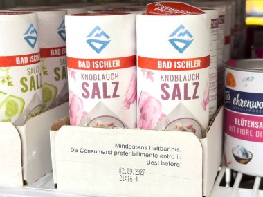 Kötü Ischler Knoblauch Salz paketi Alman perakende vitrininde.