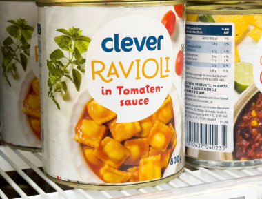 Süpermarketin rafında domates soslu akıllı ravioli..