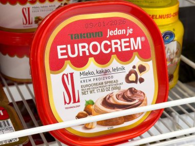 Eurocrem, buzdolabı rafında fındık ve kakao ile kaplanmış..