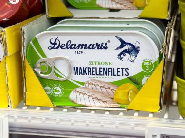 Limonlu uskumru fileto teneke ambalajda ve rafta Omega 3 etiketi var..