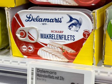 Delamaris baharatlı uskumru filetosu konserve ambalaj rafında..