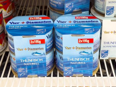 Soğutulmuş market raflarında konserve ton balığı paketleri.