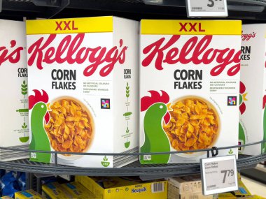 Xxl Kellogg 'un mısır gevreği kutuları rafta fiyat gösterimi ile birlikte duruyor.