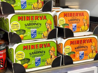 Minerva sardalya ambalaj görüntüsü: depolama rafında renkli deniz ürünleri.