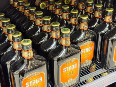 Perakende satışta stroh 80 rom şişesinin görüntüsü.