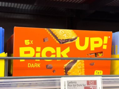 Leibniz aç şunu! Perakende rafında koyu çikolatalı bisküvi paketi.