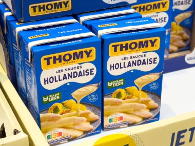 Thomy Hollandaise sos kutuları rafta sergileniyor..