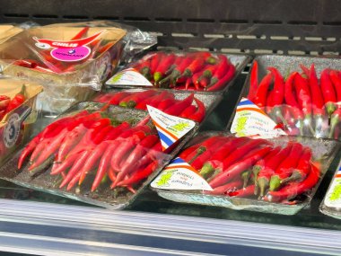Markette sergilenen pakette taze kırmızı biber.