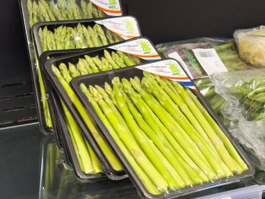 Markette sergilenen taze organik kuşkonmaz paketleri.