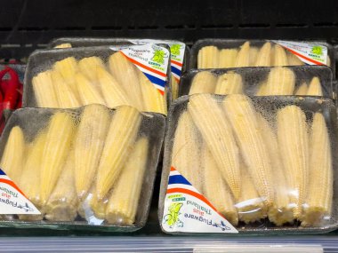Süpermarkette paketlenmiş bebek mısırı.