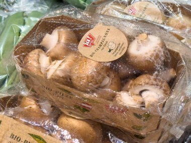 Pazarda sergilenen plastik ambalajda taze organik shiitake mantarları.