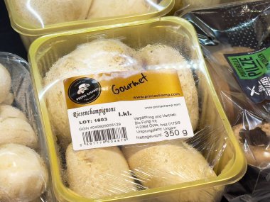 Etiket ayrıntılarıyla paketlenmiş taze gurme mantarlar.