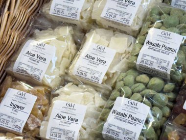 Çeşitli abur cuburlar: aloe vera ve wasabi fıstıkları açık pakette.