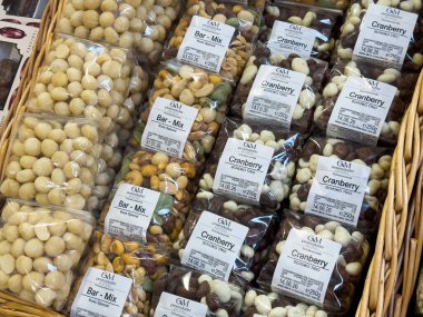 Hasır sepete yerleştirilmiş çeşitli fındık ve böğürtlen paketleri.