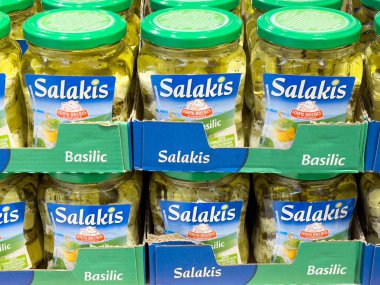 Salakis peyniri kavanozları mağazanın rafında sergileniyor..