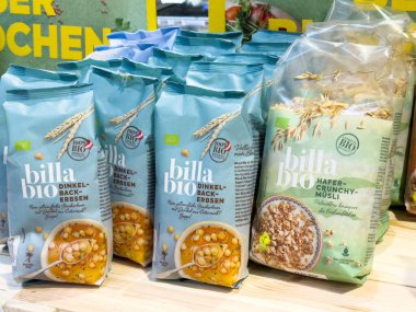 Organik billa bio bezelye unu ve rafta sergilenen yulaf gevreği müsli paketleri..