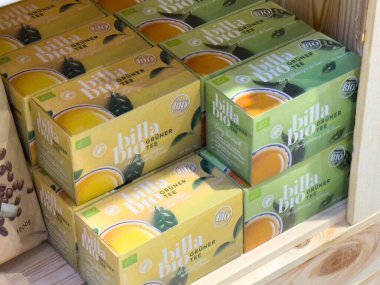 Organik billa bio yeşil çay kutuları ahşap rafta duruyor..