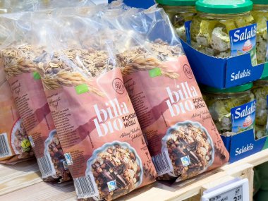 Markette organik billa bio müsli ve salakis peynir sergisi.
