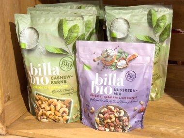 Billa bio organik çerezler kaju ve fındıklı eko-dost paketleme ile sergilenir.