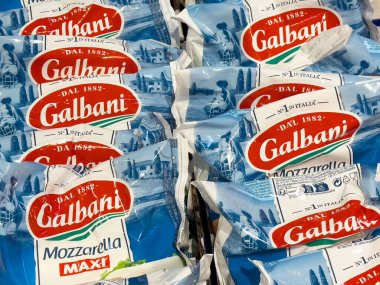 Süpermarkette Galbani mozzarella peynir ambalajı.