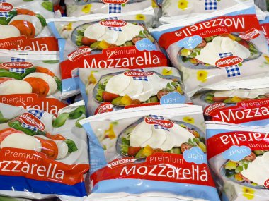 Market koridorunda sergilenen çeşitli mozzarella peyniri paketleri.