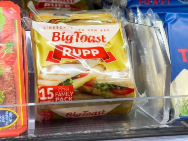 Büyük tost aile içi peynirleri süpermarket buzdolabında dilimledi..