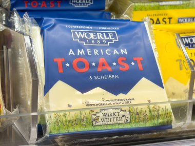Woerle Amerikan tost ekmeği ambalajı süpermarket rafında sergileniyor.