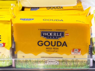 Mandıra reyonunda Gouda peyniri ambalajı sergileniyor.