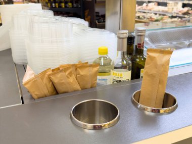 Bakkalda çeşni ve yiyecek kapları olan self servis istasyonu..