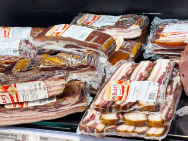 Süpermarket bölümünde paketlenmiş pastırma ve jambon..