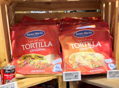 Santa Maria tortilla marketin vitrininde ahşap raflarda duruyor..